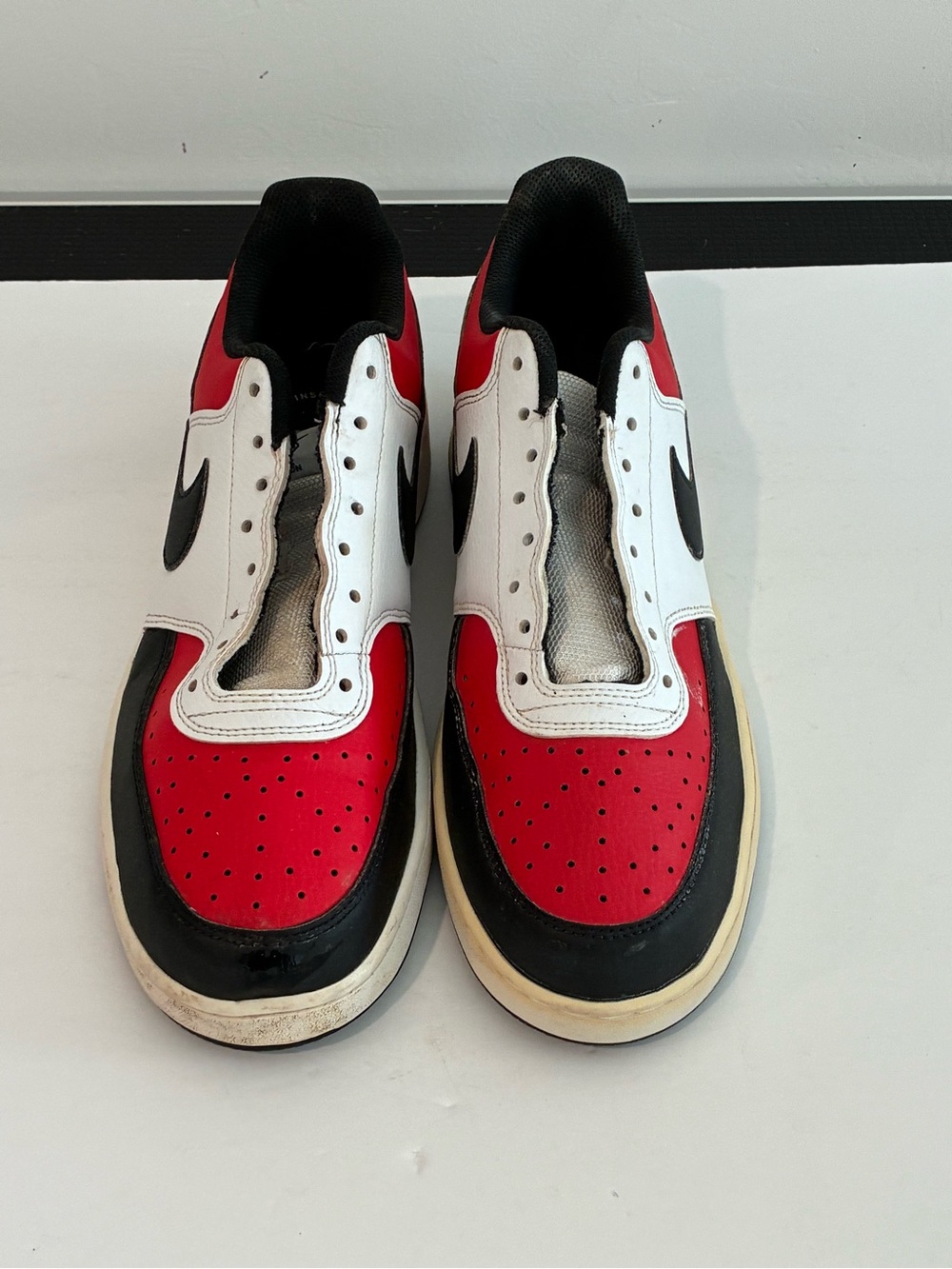 2005 Nike Red White Black Leather Sneakers Men’s Size 11 109112-657 No Laces